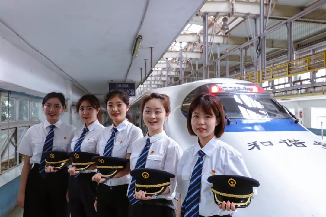 授課圖片—第一批女<em>火車</em><em>司機(jī)</em>駕駛?cè)颂?hào)機(jī)車組，綻放巾幗力