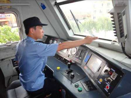 <em>授課</em><em>圖片</em>—<em>列車</em><em>發車</em>前確認機車信號機上下行開關