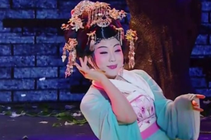 <em>授課</em><em>圖片</em>—李玉剛演<em>雨衣</em><em>舞</em>
