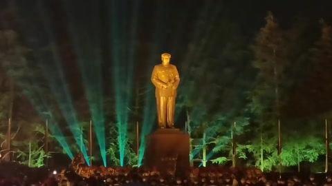 萬名民眾自發(fā)赴韶山，<em>紀念</em>毛澤東<em>誕辰</em>127周年