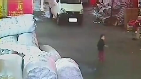 小悅悅事件真實錄像，兩歲女童被車碾壓倒地，18位路人視而不見