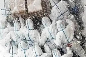 大連海洋大學志愿者冒雪送<em>防疫</em><em>物資</em>