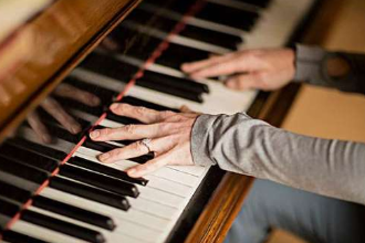 美育類<em>專業</em>：《鋼琴<em>名作</em>與演奏欣賞—中國民族樂曲改編鋼琴曲》<em>課程</em><em>思</em><em>政</em>案例