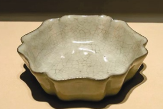 <em>中華</em><em>傳統文化</em>—南宋官窯青<em>釉</em>葵花式洗