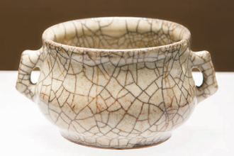 <em>中華</em><em>傳統文化</em>—南宋哥窯青釉<em>雙耳</em>簋式爐