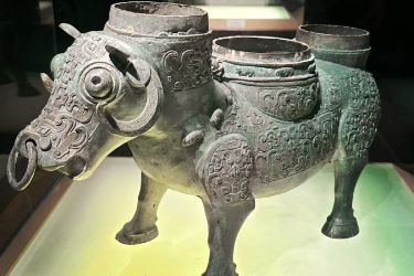 牛鼻穿孔銅<em>牛</em>尊