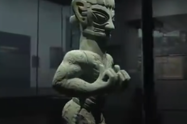 三星堆博物館的“健身教練”——著裙立人像