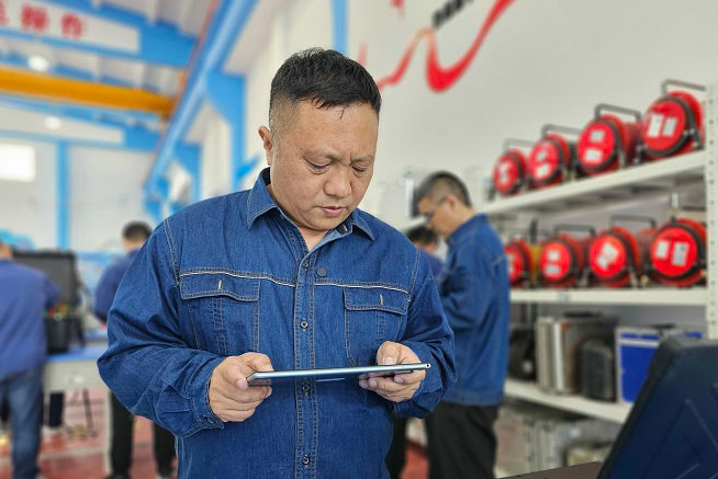 <em>朱</em>勁雷：愛創(chuàng)新的“電貓警長”