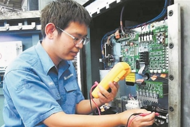 <em>梁</em>里<em>鵬</em>：礦山里的機電設備“醫生”
